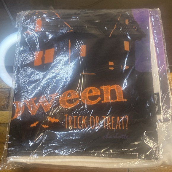 Halloween pillow covers 18x18” new 4 piece lot, will be new In poly bags. - Picture 6 of 6